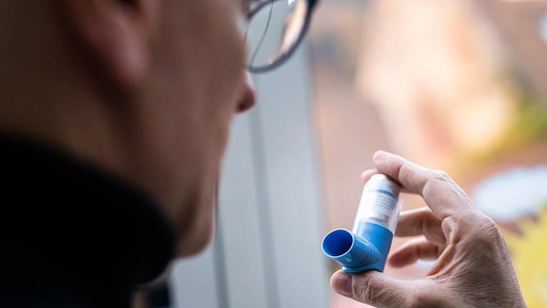 Ein Asthmatiker hält ein Asthmaspray in der Hand (Symbolbild). (Foto: dpa Bildfunk, picture alliance/dpa | Philipp von Ditfurth)