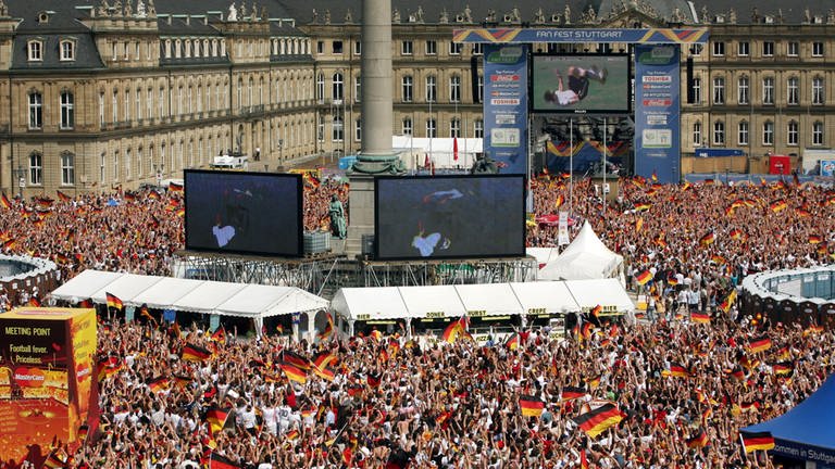 Ausgelassene deutsche Fußballfans feiern während der Fußball-WM 2006 auf dem Stuttgarter Schlossplatz (Foto: dpa Bildfunk, picture-alliance/ dpa | Marijan Murat)