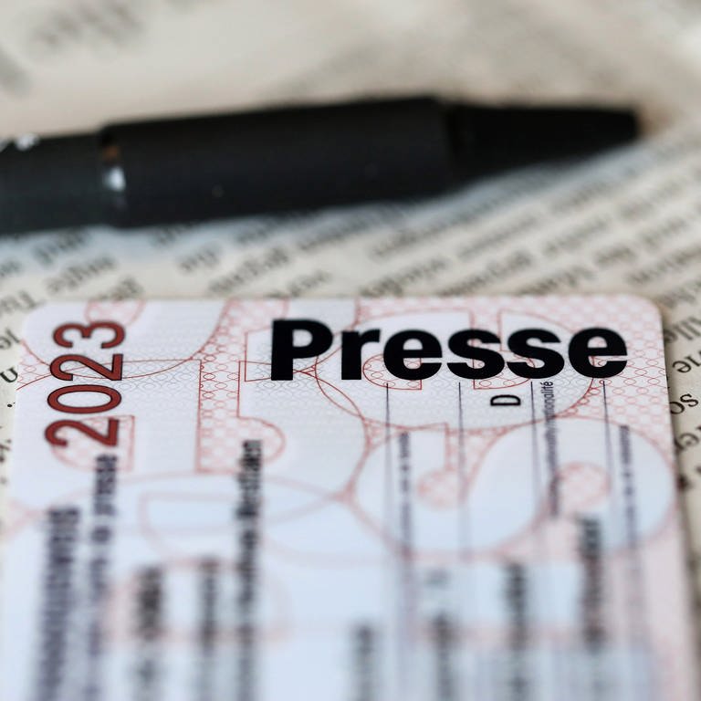 Ein Presseausweis liegt auf einer gedruckten Tageszeitung. (Foto: picture-alliance / Reportdienste, picture alliance / pressefoto_korb | Micha Korb)